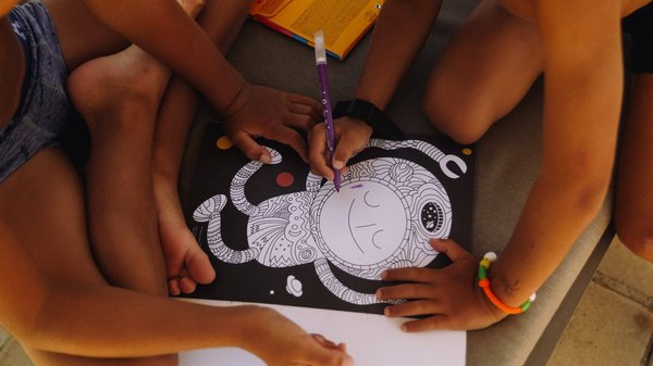 Quels sont les secrets pour un vol long-courrier paisible avec des enfants ?