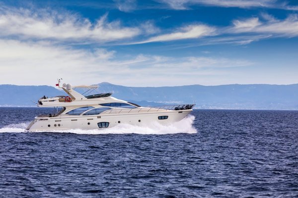 Vivez le rêve d'une croisière sur mesure avec la location de yacht de luxe