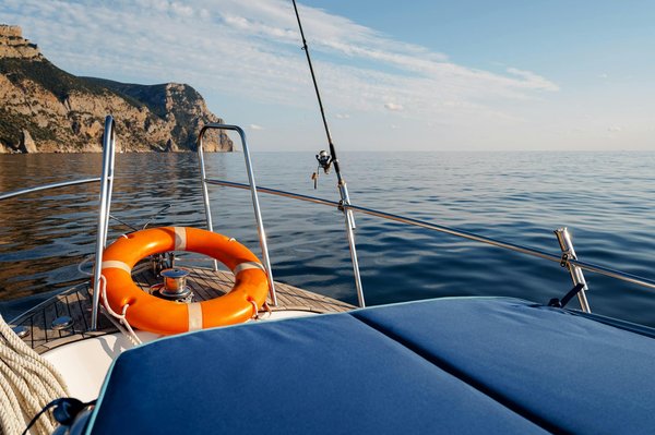 Bâche de bateau sur mesure : protection optimale pour votre embarcation